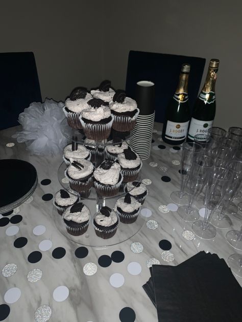 Black And White Ball Birthday Party, Black White And Silver Themed Party, Xo Themed Birthday Party, Black And White Brunch Decor, Black And Silver Birthday Decorations Decorating Ideas, Black And Silver Themed Party, Black White Birthday Theme, 16 Birthday Party Ideas Black, All Black 21st Birthday Party