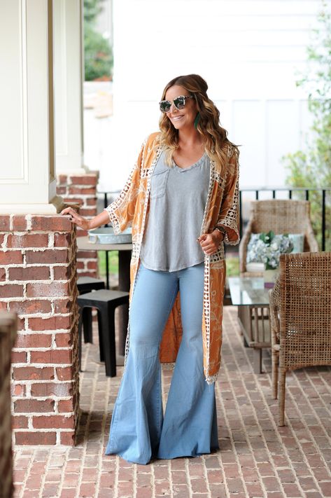 Bell Bottom Jeans Outfit, Flare Jeans Style, Western Outfits Women, Bottom Jeans, Estilo Chic, Mom Jean, Kimono Style, Jeans Outfit, Bell Bottom