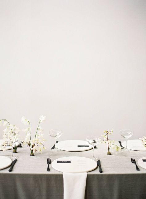 Modern, clean & minimal wedding ideas via Magnolia Rouge Minimal Wedding Decor, Minimalist Wedding Reception, Monochrome Weddings, Modern Wedding Reception, Minimalist Wedding Decor, Vancouver Wedding Photographer, Modern Minimalist Wedding, Vancouver Wedding, Minimal Wedding