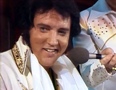 Elvis Presley ~ Last public performance before he died. Only lived another 2 months after this was recorded. What a voice! Can't wait to meet this man when he wakes up in peace without all the problems that haunted him throughout his life. Elvis Presley Videos, Unchained Melody, Elvis Presley Photos, Album Releases, Graceland, South Dakota, Elvis Presley, Rock N Roll, Rock And Roll