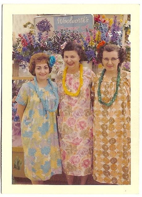 Vintage. Mumus & leis at Woolworths. Camo Gear, 1960s House, 60's Style, House Dresses, Fashion 1960s, Three Women, Three Graces, Granny Chic, Future Goals