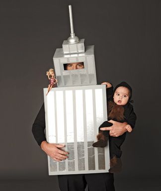 King Kong Halloween Costume – Homemade Halloween Costumes King Kong Costume, Clever Costumes, Halloween Costumes To Make, Homemade Halloween Costumes, Diy Halloween Costume, Homemade Halloween, Family Halloween Costumes, Cute Costumes, Family Halloween