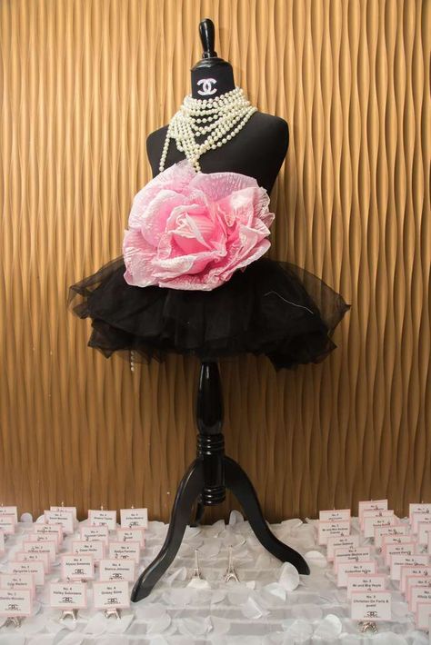 Diy Chanel Birthday Decor, Dior Party Ideas, Mannequin Centerpiece Party Ideas, Designer Party Decorations, Coco Chanel Decoration Party, Runway Birthday Party Ideas, Chanel 16 Birthday Party, Channel Theme Party Ideas, Chanel Decorations Party