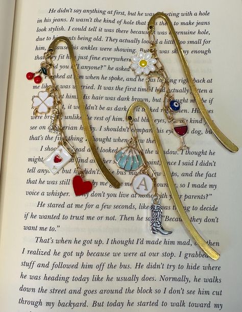 Custom Charm Bookmarks Bookmark Aesthetic, Aesthetic Bookmark, Book Club Gifts, Book Lover Gifts, Charm Bookmark, Gifts Book, Bookmark Handmade, Bookclub Gifts, Unique Bookmark