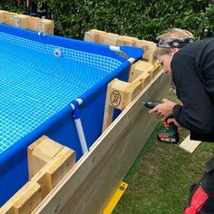 Einfache Anleitung für eine coole Low Budget Poolumrandung aus Paletten, die für Anfänger geeignet ist und zu eurem Intex Pool passt. #intexpool #diyprojekt #palettenmöbel #europaletten Piscina Pallet, Piscina Diy, Pallet Pool, Piscina Rectangular, Piscina Intex, Deck Piscina, Swimming Pool Decks, Swimming Pool Landscaping, Intex Pool