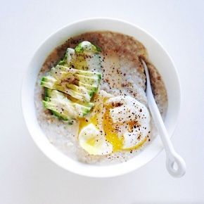 Savoury Oatmeal, Avocado Oatmeal, Savory Oatmeal Recipes, Avocado Recipes Easy, Savory Oatmeal, Egg Avocado, Breakfast Oatmeal Recipes, Savory Dinner, Healthy Breakfast Smoothies