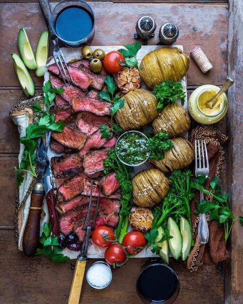 doesn't that platter look beautiful ?   & if one doesn't eat meat any longer, there are other trays containing only vegan items...    ... Goat Stew, Steak Night, Sharing Platters, Party Food Platters, Food Platters, Insta Stories, Bbq Recipes, Happy Wednesday, Wedding Food