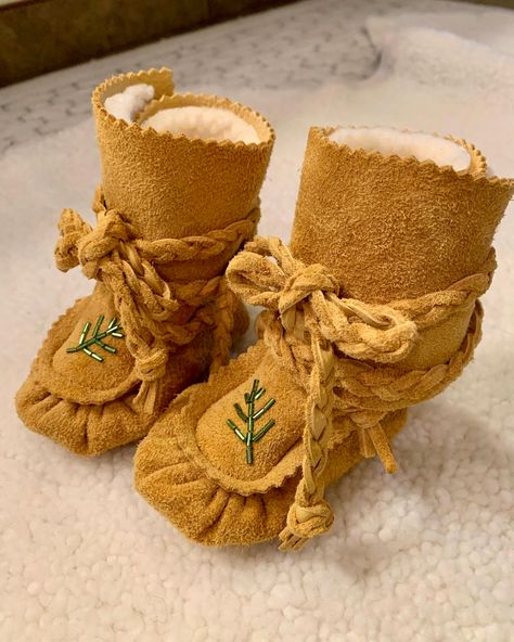 Beaded native Baby wrap moccasins Wrap Around Moccasins, Wrap Moccasins, Beaded Baby Moccasins, Hide Tanning, Earthing Shoes, Baby Moccasin Pattern, Beaded Patterns, Beaded Moccasins, Cute Sewing Projects