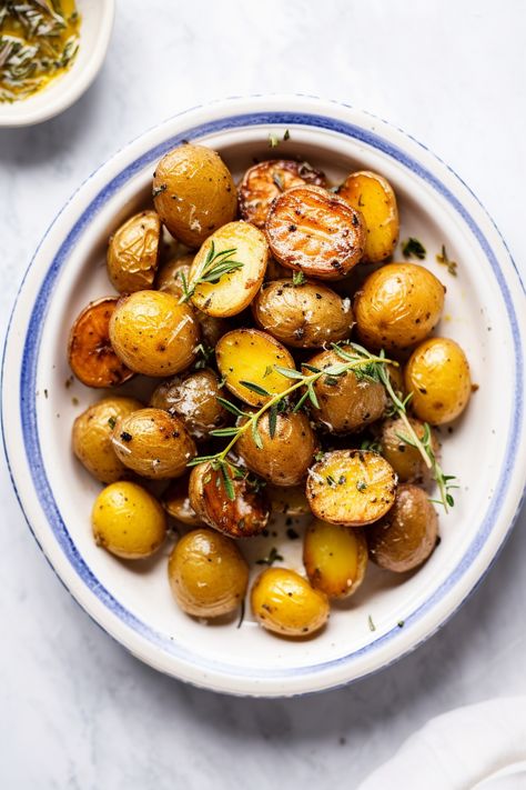 "Savour the Mediterranean: Authentic Provencal Herb Roasted Potatoes Recipe" Herb De Provence, Best Roast Potatoes, Herb Roasted Potatoes, Roasted Potato Recipes, Root Veggies, Fingerling Potatoes, Herbs De Provence, Roast Potatoes, Mediterranean Cuisine