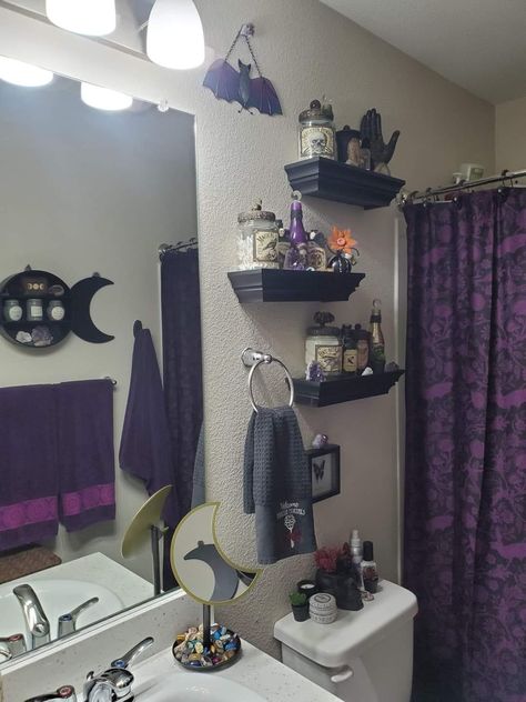 Emo Bathroom Decor, Apartment Decorating Witchy, Purple Theme Bathroom, Whimsgothic House, Black And Purple Bathroom, Pastel Goth Bathroom, Emo Bathroom, Pinup Bathroom, Goth Bathroom Ideas