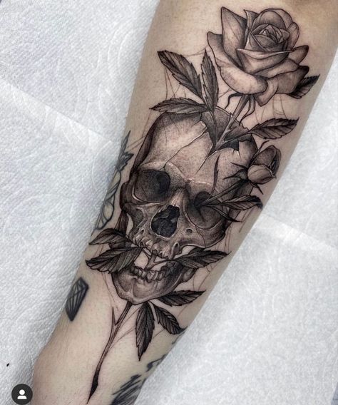 Gotik Tattoo, Skull Rose Tattoos, Original Tattoos, Horror Tattoo, Skull Tattoo Design, Large Tattoos, Tattoo Kits, Tattoos Gallery, Tattoo Work