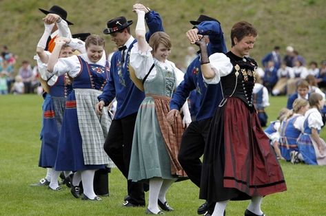 Switzerland ( Swiss ) Folk Dance Switzerland People, Bavarian Culture, Swiss Culture, Switzerland Fashion, European Clothes, Countryside Fashion, Slavic Clothing, European Costumes, Swiss Switzerland