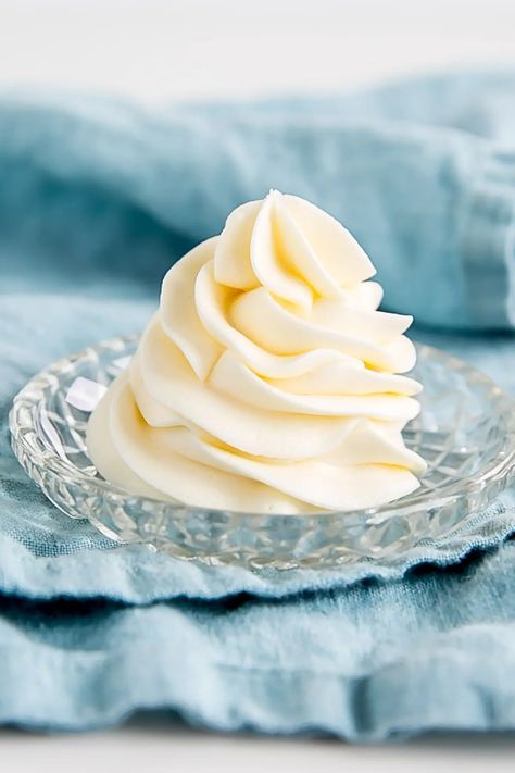 Ermine Frosting (also known as flour buttercream or heritage frosting) is an easy and delicious buttercream made with flour, sugar, milk, and butter. | livforcake.com Frosting With Gelatin, Ermine Buttercream, Cooked Frosting, Ermine Frosting, Best Buttercream Frosting, Frosting Recipes Easy, Cake Frosting Recipe, Clam Recipes, Buttercream Recipe