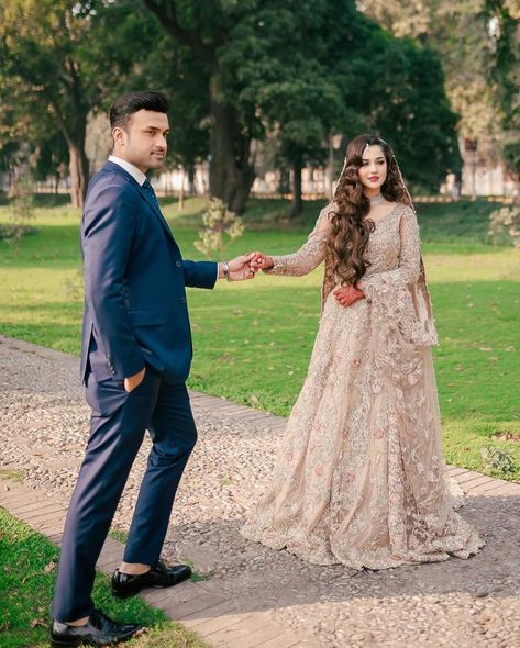 Minahil Ali Wattoo, Couple Illustration Wedding, Wedding Portrait Poses, Bridal Dresses Pakistan, Blouse Casual Fashion, Bridal Hairstyle, Couple Illustration, Blouse Casual, Pakistani Actress