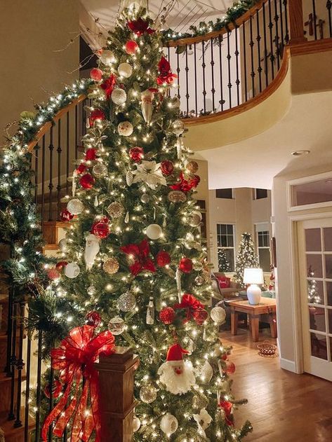 12ft Christmas Tree, Stairway Decor Ideas, 12 Ft Christmas Tree, Christmas Stairway, Stairway Decor, Home Decor Ideas Christmas, Christmas Stairs Decorations, Christmas Stairs, Christmas Tree Inspo