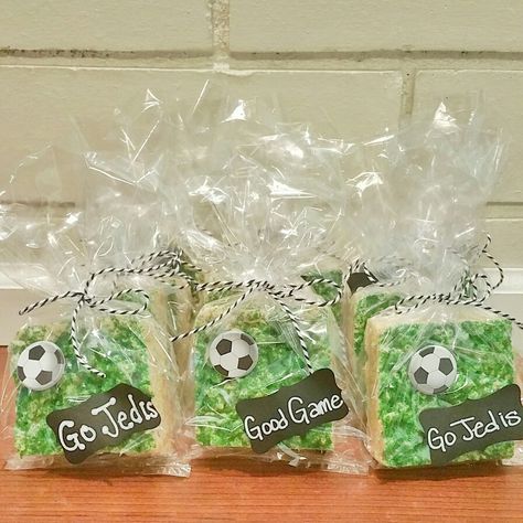 Soccer snacks... rice Krispy treats with green sugar and cute packaging :) Soccer Ball Rice Krispie Treats, Soccer Rice Krispie Treats, Soccer Mom Snacks, Senior Boards, Sports Treats, Soccer Treats, Team Treats, Soccer Snacks, Soccer Ideas