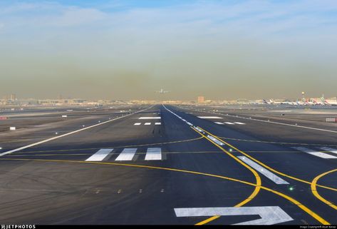 Airport Landscape, Ramp Agent, Runway Airport, Runway Aesthetic, Airport Runway, Dubai International Airport, Screen Wallpapers, Airport Security, Winter Morning