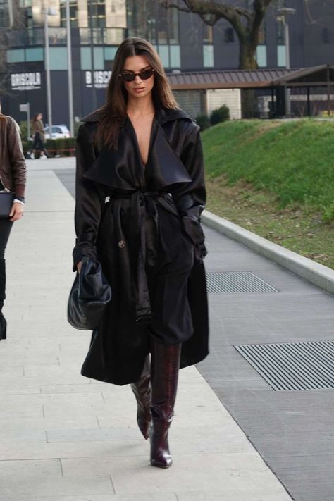 d961e9f236177d65d21100592edb0769desc44015626ri Maroon Boots, Stile Kylie Jenner, Emily Ratajkowski Outfits, Emily Ratajkowski Style, Looks Street Style, Emily Ratajkowski, Fashion Weeks, Mode Inspo, Looks Chic