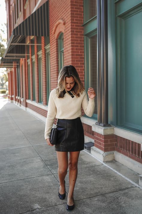 Fall, fall outfit, fall style, leather mini skirt, mini skirt, mini skirt fall outfit, fall office outfit, fall work outfit, work style, office style Mini Skirt Office Outfit, Mini Skirt Office, Mini Skirt Fall Outfit, Office Skirt Outfit, Skirt Fall Outfit, Fall Work Outfit, Fall Office Outfits, Skirt For Fall, Skirt Outfits Fall