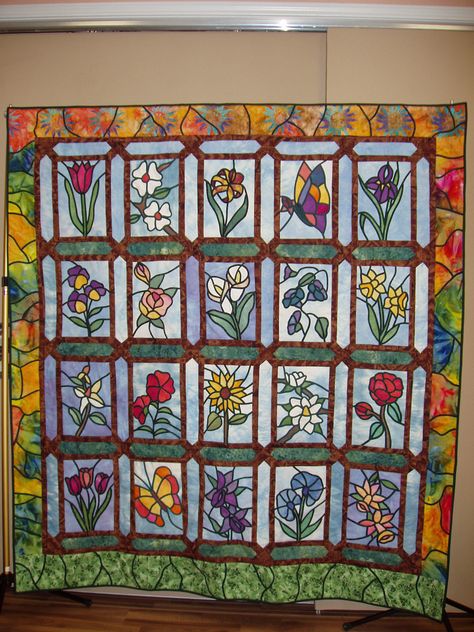 Floral Stained Glass Flowers Quilt, Stained Glass Quilt, The Quilt Show, Flower Quilts, Quilt Festival, Stained Glass Flowers, Custom Quilts, Glass Flowers, Stained Glass Mosaic