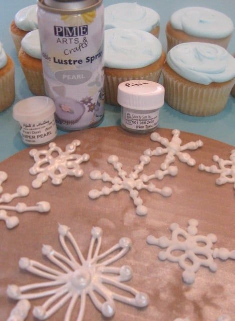 Fall Food Crafts, Icing Snowflakes, Crafts For Fall, Snowflake Tutorial, Christmas Cupcakes Decoration, Cheesecake Oreo, Snowflake Cake, How To Make Snowflakes, Christmas Cake Pops