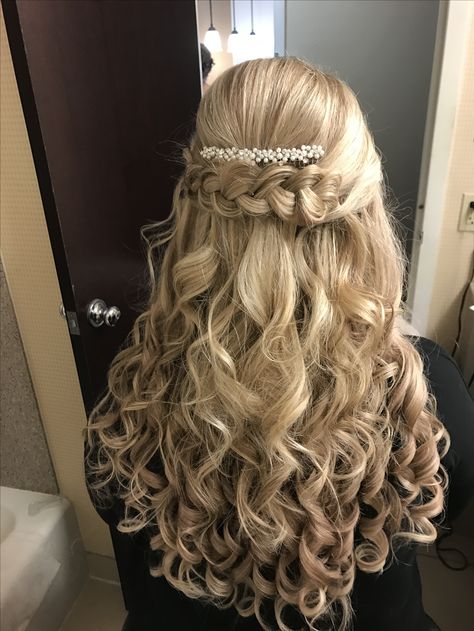 Hairstyles For 18th Birthday, 18th Birthday Hairstyles, Haer Style, Hair Claim, Asoiaf Fashion, Royal Ball, Actress Hairstyles, Dream Prom, Ball Hairstyles