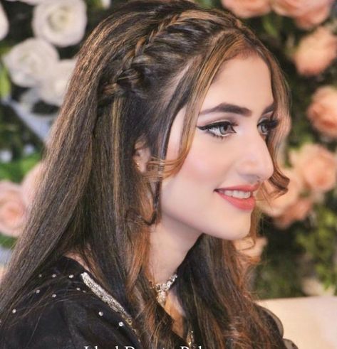 Front Braid Hairstyles Indian Wedding, Pakistani Braid Hairstyles, Braid Hairstyles Pakistani Wedding, Braid Hairstyle With Lehnga, Side Braids For Long Hair Indian, Hairstyles For Gowns, Hair Style Vedio, Traditional Hairstyle, Hair Puff