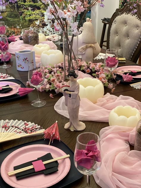 Japanese Cherry Blossom Themed Party, Cherry Blossom Table Setting, Pink Hibachi Party, Japanese Place Setting, Japanese Garden Party, Sushi Party Ideas Table Settings, Japanese Table Setting Decor, Asian Themed Dinner Party, Japanese Themed Birthday Party