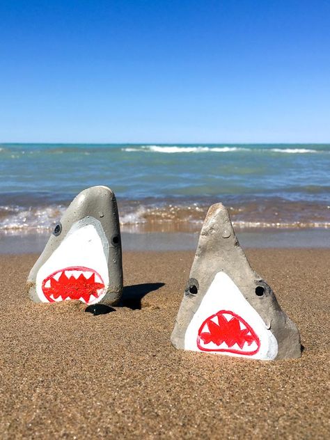 Wouldn't want to meet these two on the beach! Learn how to paint these vicious sharks on rocks. A fun summer craft idea for kids and adults! Rock Painting Supplies, Shark Painting, Painting Videos Tutorials, Easy Diy Paint, Rock Painting Tutorial, Gif Disney, Art Pierre, Michael Johnson, Rock Painting Ideas