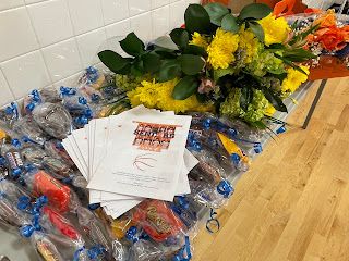 Confessions of a Sports Mama: Team Mama Idea: DIY Candy Leis for Senior Night! Senior Night Lei Ideas, Senior Night Flowers For Mom, Candy Leis For Senior Night, Senior Night Flowers Bouquets, Senior Night Flowers, Senior Night Football, Candy Leis, Football Player Gifts, Football Banquet