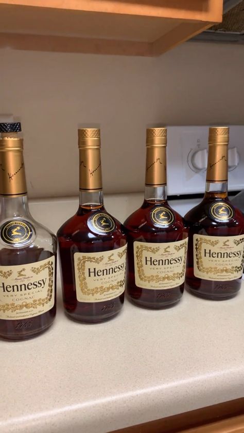 Hennessy Aesthetic, Hennessy Very Special Cognac, Alcoholic Drinks Pictures, Pretty Alcoholic Drinks, Party Drinks Alcohol, Yummy Alcoholic Drinks, Alcohol Party, Alcohol Aesthetic, Kitchen Jars