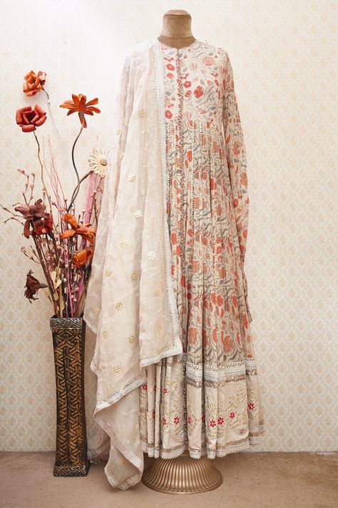 Anamika Khanna Anarkali Suits, Anamika Khanna Anarkali, Aza Fashion Outfits 2023, Anamika Khanna Suits, Large Floral Print Dress, Trendy Kurtis, Cotton Kurties, Simple Gown, Simple Kurtis