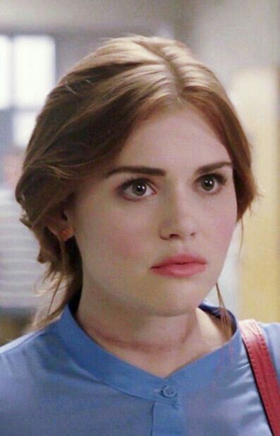 Lydia Martin Hairstyles, Cold Hair, Gossip Girl Fashion Blair, Holland Roden, Lydia Martin, Chuck Bass, Barbie Doll House, Side Braid, Fish Tail Braid