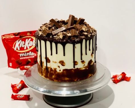 Chocolate Kit Kat Cake, Pastel Chocolate, Cream Cheese Buttercream Frosting, Kitkat Cake, Kit Kat Cake, Chandelier Cake, Cake Leveler, White Cake Recipe, Cream Cheese Buttercream