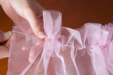 Diy Tutu Adult, Gonna Tulle, Tulle Sewing, Tulle Ideas, Diy Tulle Skirt, Diy Tutu Skirt, Tulle Skirt Tutorial, Tulle Crafts, Tutu Tutorial