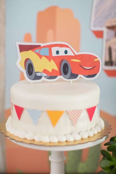 Mq Queen, Piñata Cars, Cars Birthday Party Ideas, Lightning Mcqueen Party, Disney Cars Cake, Auto Party, Vintage Car Party, Pixar Cars Birthday, Lightning Mcqueen Cake