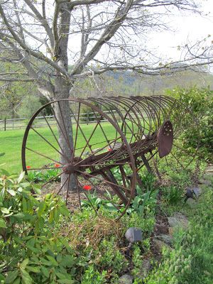 Antique Hay Rake Ideas, Rake Decor, Hay Rack, Farm Implements, Pure Country, Driveway Ideas, Flea Market Gardening, Driveway Entrance, Lawn Art