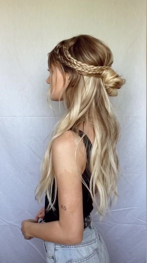 Beach Waves With Braids Boho, Boho Hairstyles Fine Hair, Curly Boho Hairstyle, Summer Hairstyles With Braids, Boho Half Up Half Down Hairstyles, Half Up Knot, Bohemian Bun, Boho Hair Wedding, Boho Hairstyles For Long Hair