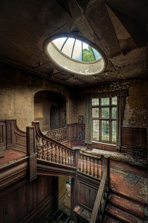 Potters Manor House, England.  Found on imgur.com via Tumblr  There needs to be a story set here. Stare Dwory, Architecture Cool, Old Mansions, Abandoned House, This Old House, Abandoned Mansions, Abandoned Buildings, Old Buildings, Abandoned Houses