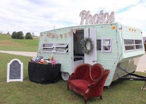 The Shutter Bird: Traveling photo booth inside a vintage camper Mobile Photo Booth Trailer, Photo Booth Trailer, Trailer Photo Booth, Camper Photo Booth, Portable Photo Booth, Warehouse District, Vintage Photo Booths, Food Truck Design, Camper Decor