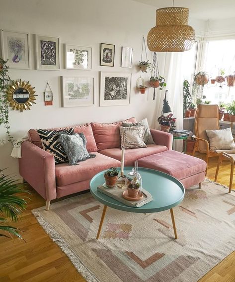 Day Bed Room, Pink Couch Living Room, Pink Sofa Living Room, Cozy Kitchen Ideas, Garage Door Ideas, Rosa Sofa, Jar Kitchen, Deco Studio, Pink Living Room