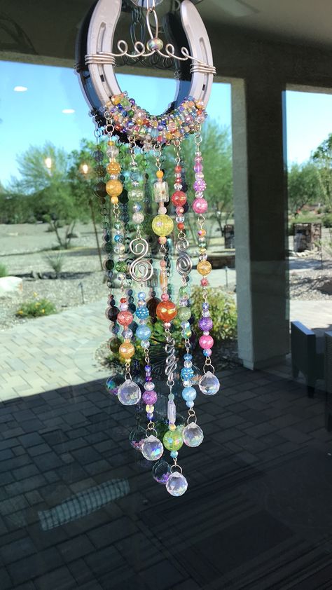 Horseshoe Wind Chimes Diy, Horseshoe Wind Chimes, Horseshoe Dreamcatcher Diy, Horseshoe Suncatcher, Horseshoe Dreamcatcher, Windchimes Diy, Beaded Sun Catcher, Beaded Horseshoe, Horseshoe Crafts Projects