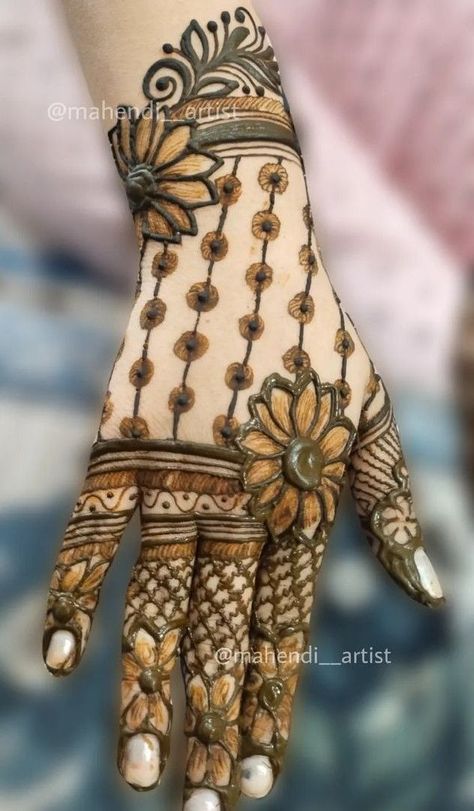 Most beautiful & stylish arabic back hand mehndi designs ideas મહેંદી ડિઝાઇન, Arabic Back Hand Mehndi Designs, Tattoo Henna Design, Tattoos Henna, Hand Mehndi Designs, Back Hand Mehndi, Henna Brows, Rose Mehndi Designs, Very Simple Mehndi Designs