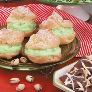 Pistachio Cream Puffs - Instant pudding mix speeds up these delightful desserts from Helen Youngers of Kingman, Kansas. With a pretty green filling and a dusting of confectioners' sugar, the luscious puffs make festive and impressive dinner finales during the Christmas season. Cream Puff Dessert, Puff Dessert, Creme Puff, Cream Puff Recipe, Pistachio Cream, Pistachio Pudding, Puff Recipe, Cookie Cups, Cream Puffs