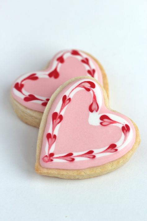 Valentine's Day Decorated Cookies...it is getting very close the more and more pinky love hearty stuff pop up! :') Valentine Cookies Decorated, Flooding Cookies, Valentine Sugar Cookies, Decorated Cookies Tutorial, Shaped Cookies, Heart Shaped Cookies, Valentines Day Food, Valentines Day Cookies, Pretty Cookies