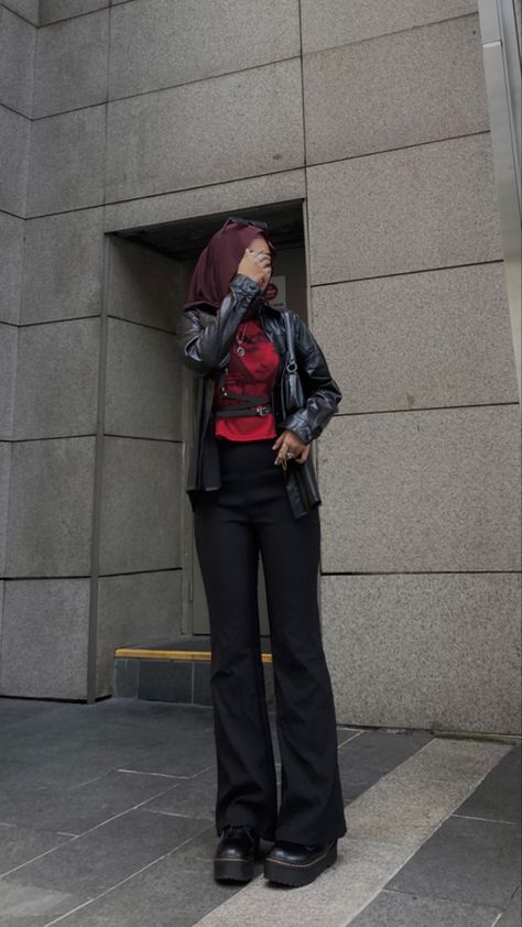 Hijabi Rock Style, Hijabi Acubi Fashion, Hijab Rock Style, Emo Hijabi, Modest Concert Outfit, Mallgoth Outfits, Black Outfit Hijab, Rockstar Aesthetic Outfits, Aesthetic Outfits Hijab