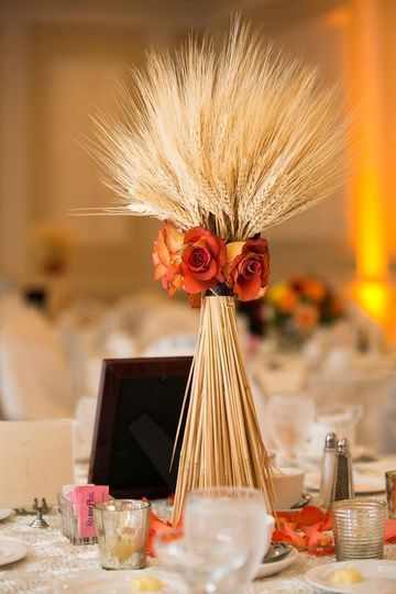 Wheat Centerpieces, Wheat Wedding, Unique Wedding Centerpieces, Vintage Wedding Centerpieces, Fall Wedding Diy, Tafel Decor, Rustic Vintage Wedding, Wedding Reception Centerpieces, Fall Wedding Centerpieces