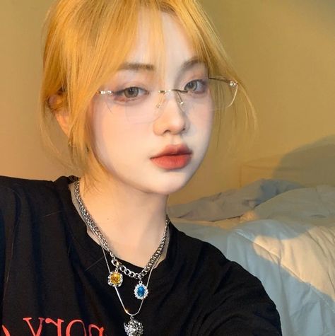 Rimless Glasses Aesthetic, Rimless Glasses Women, Korean Hairstyles, Glasses Inspiration, Rimless Glasses, Instagram Ideas Post, Uzzlang Girl, Square Glasses, Girls With Glasses