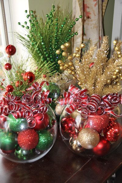 Colorful and creative Christmas table decor! Christmas Centers, Christmas Centerpieces Diy, Easy Christmas Diy, Christmas Pins, Noel Christmas, Christmas Centerpieces, Christmas Table Decorations, Christmas Deco, Christmas Joy