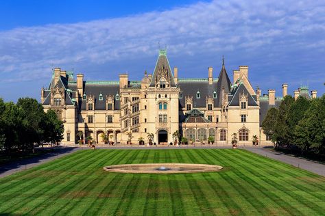 Don't miss the chance to visit OHEKA Castle. Long Island Grandeur awaits, explore the beautiful grounds and stop the sites of many Hollywood backdrops. Castles In America, Timothy Green, American Castles, Boldt Castle, European Castles, Historic Mansion, Castle Hotel, Seaside Village, Biltmore Estate